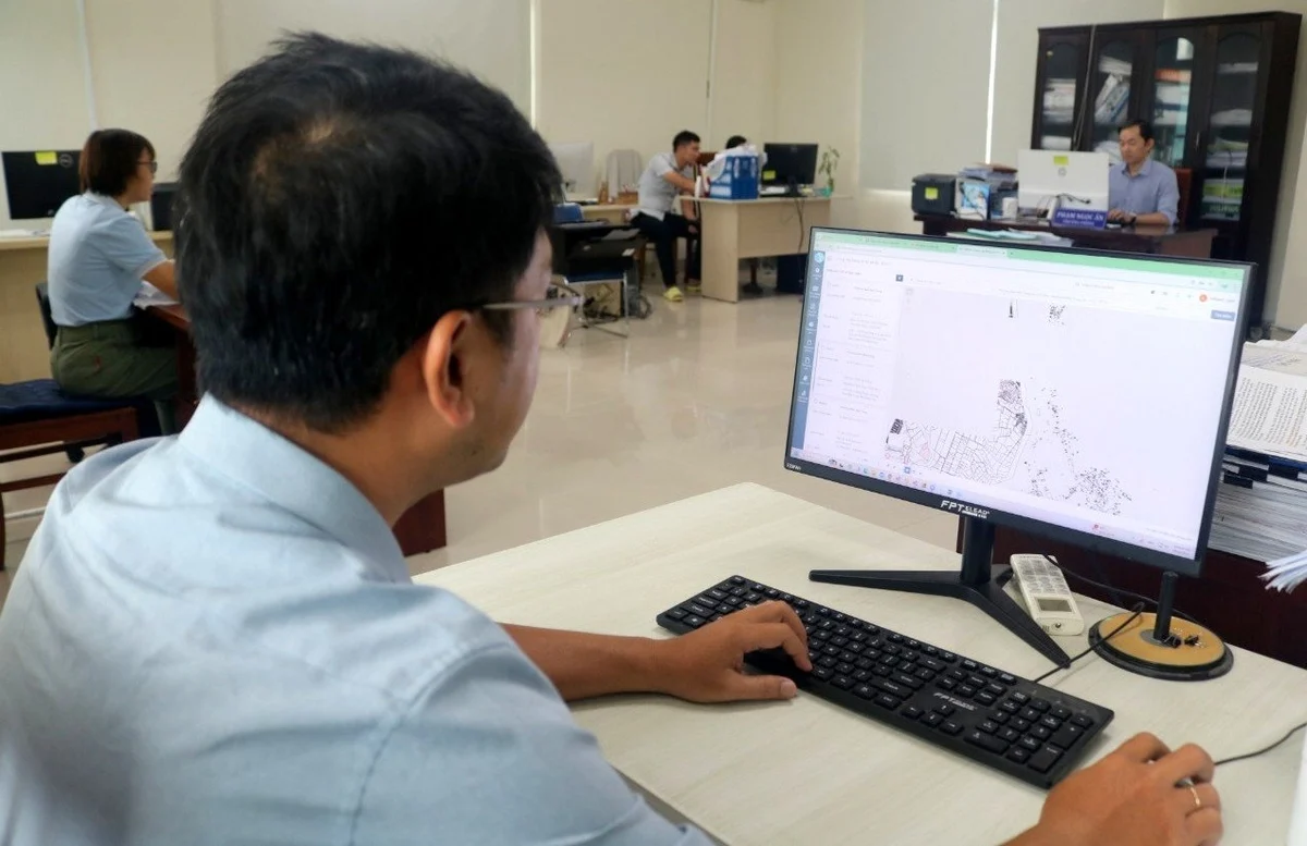 Cán bộ tại Văn phòng Đăng ký đất đai Khánh Hòa đang thực hiện rà soát, xác thực thông tin
