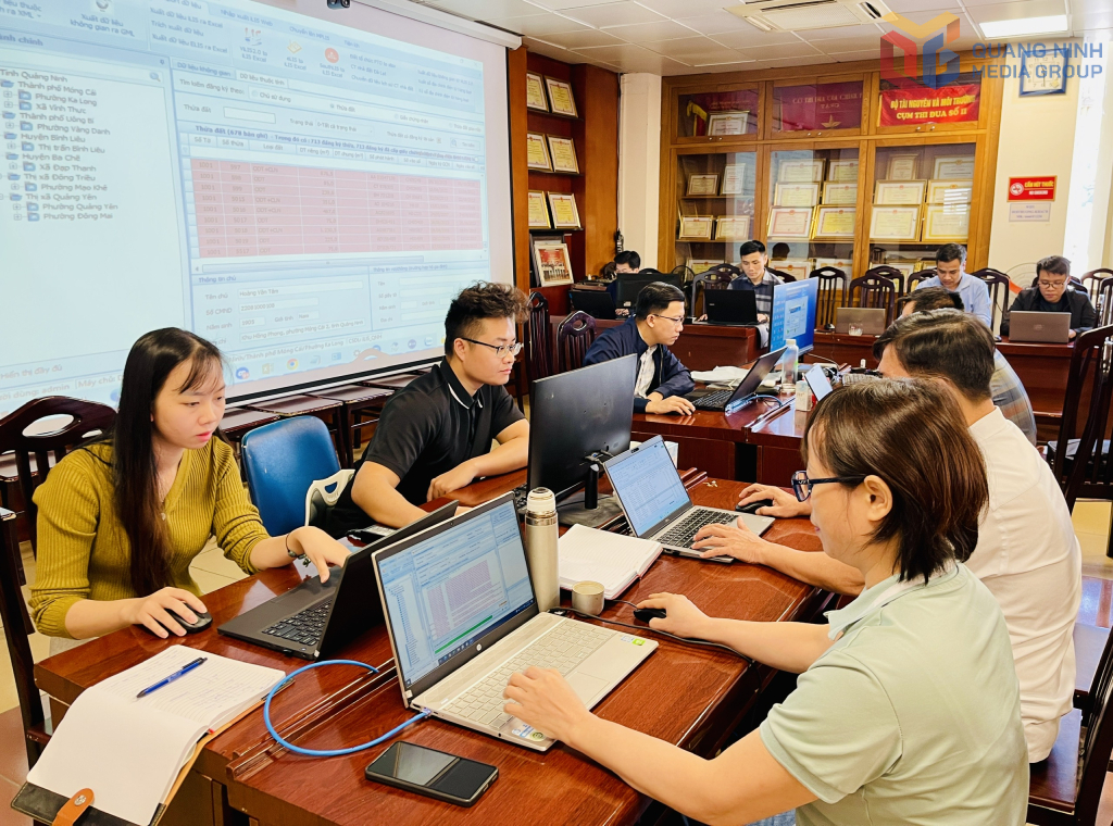 Tổ công tác thực hiện Chiến dịch làm giàu, làm sạch cơ sở dữ liệu quốc gia về đất đai tỉnh chạy đua với thời gian chuẩn hoá dữ liệu để đáp ứng yêu cầu đầu vào của phần mềm quản lý cơ sở dữ liệu quốc gia về đất đai